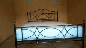 Kovani krevet dizajn